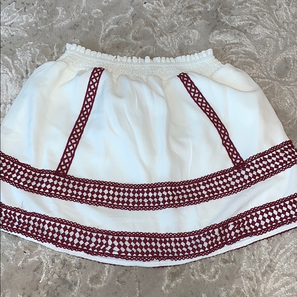 White mini skirt with maroon designs - Picture 2 of 2